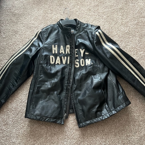 Two Harley coats say xl fits more like large 150 each - Picture 3 of 4